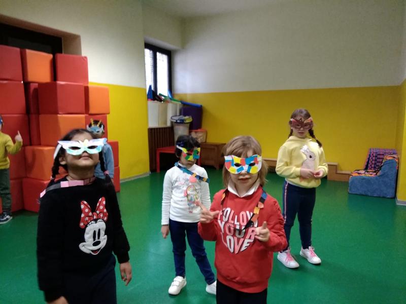 Abbiamo costruito e colorato maschere. Eccole!!!