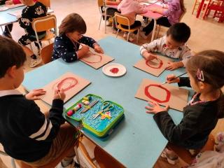 Mi presento: chi sta posando per l’artista