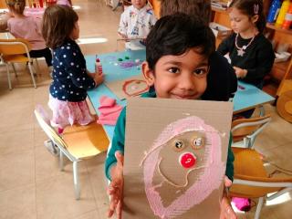 Mi presento: chi sta posando per l’artista